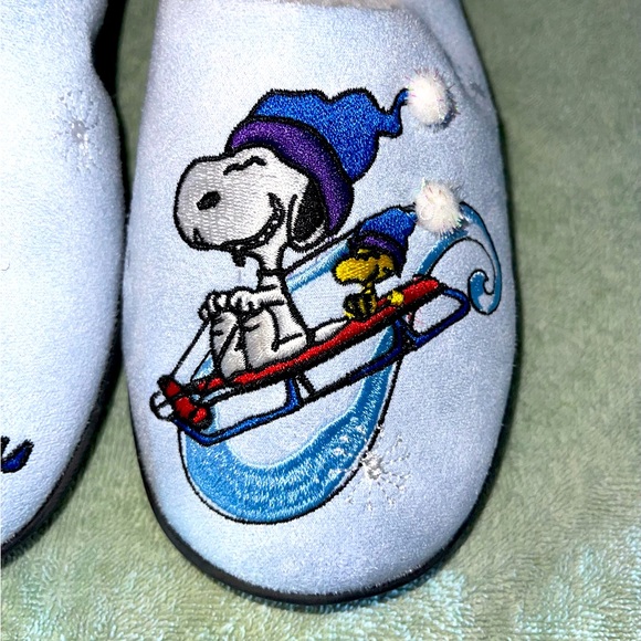 ✨HP✨ “PEANUTS” NWT SNOOPY SOFT SKIING SLIPPERS BY VERA BRADLEY, SHOE SIZE 5-6 - Picture 4 of 8